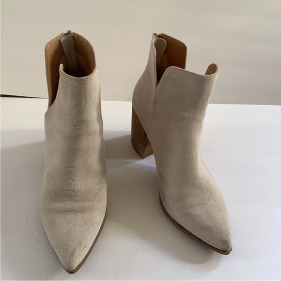 STEVE MADDEN | ‘Darryn’ Bootie Stacked Heel Bone/ White. Size: 9M. - Picture 3 of 16